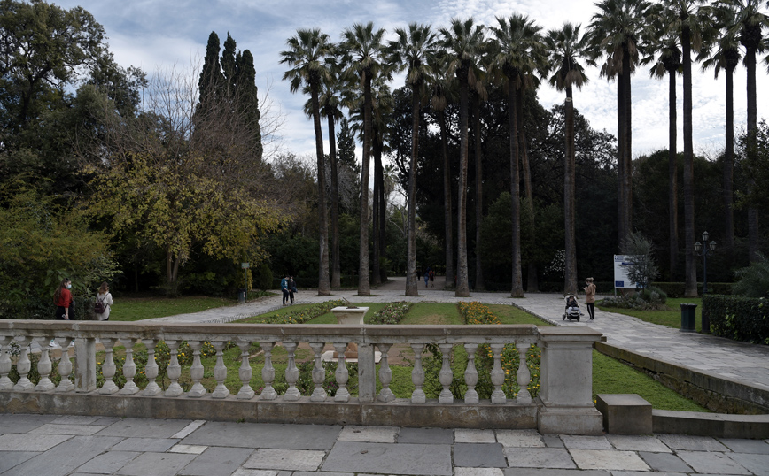 Χειροπέδες σε ηλικιωμένο που αυνανιζόταν στον Εθνικό Κήπο &#8211; Τον κατήγγειλε γυναίκα