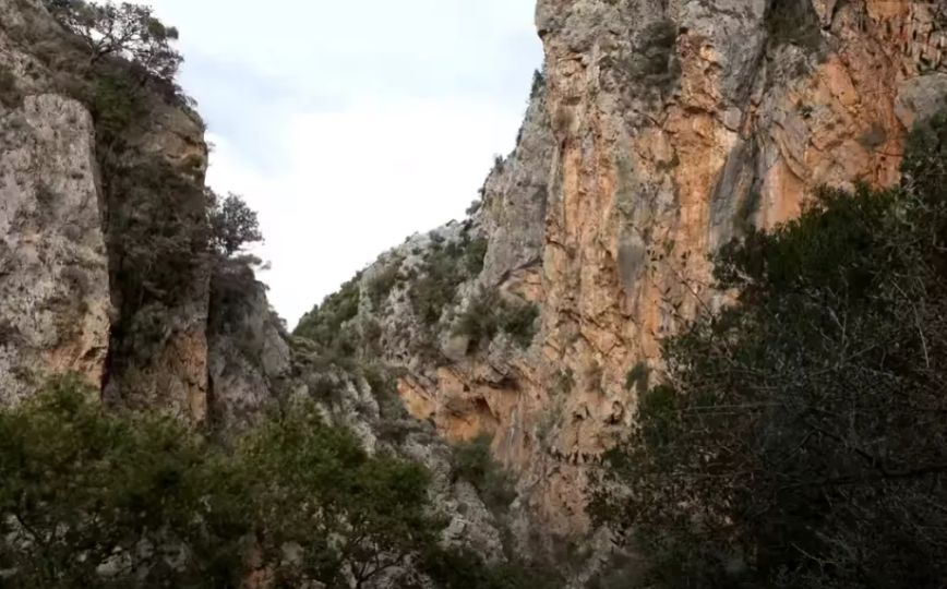 Αμερικανός τουρίστας έπεσε σε φαράγγι στο Ρέθυμνο και τραυματίστηκε σοβαρά – Νοσηλεύεται σε ΜΕΘ
