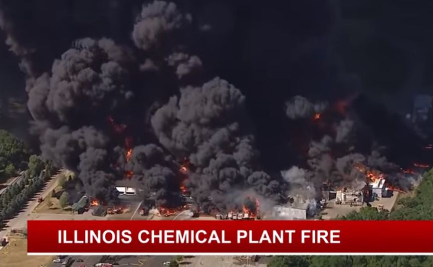 Συγκλονιστικές εικόνες από φωτιά σε χημικό εργοστάσιο: Σύννεφο μαύρου καπνού έφτασε στα 100 μέτρα
