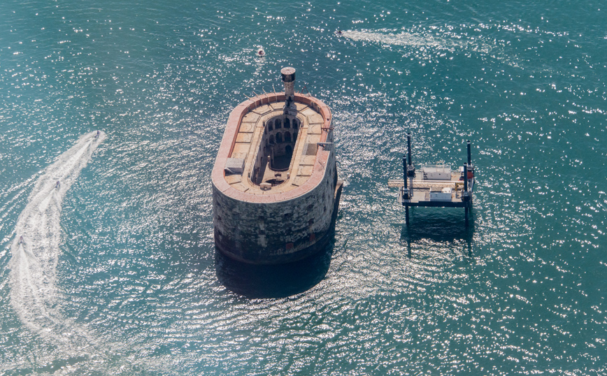 Το οβάλ φρούριο στη Γαλλία που μοιάζει να αναδύεται από τη θάλασσα