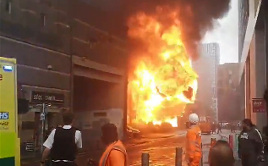 Βίντεο με έκρηξη από το σημείο όπου ξέσπασε μεγάλη φωτιά στο Λονδίνο