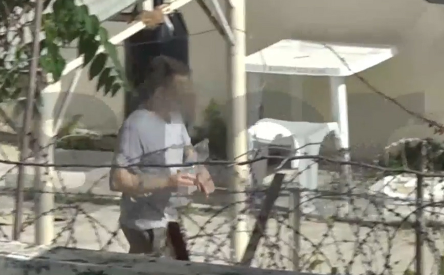 Γλυκά Νερά: Καρέ – καρέ οι στιγμές του δολοφόνου της Καρολάιν στη φυλακή