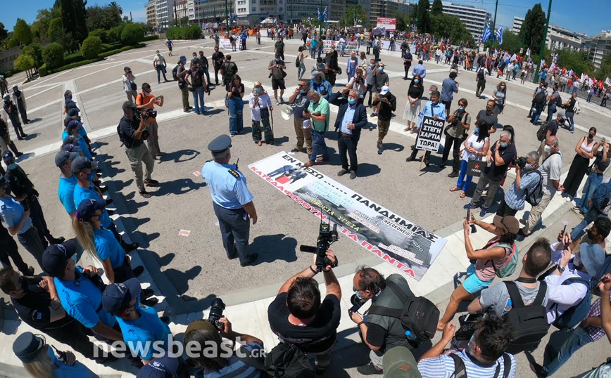 Εργασιακό νομοσχέδιο: Διαμαρτυρία της ΠΟΕΔΗΝ έξω από τη Βουλή