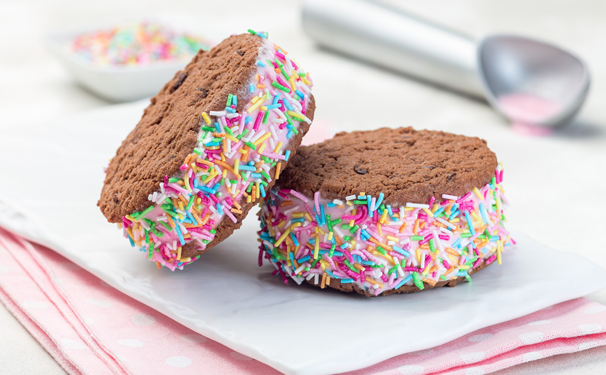 Παγωτό σάντουιτς με μπισκότα cookies και χρωματιστή τρούφα