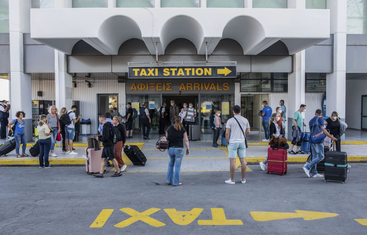 Το σχέδιο της κυβέρνησης για μοριακά τεστ στους τουρίστες &#8211; Με μοντέλο Σιγκαπούρης ο έλεγχος στην άφιξη