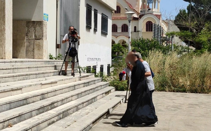 Στη δημοσιότητα τα στοιχεία του ιερέα που κατηγορείται για βιασμό και πορνογραφία ανηλίκων