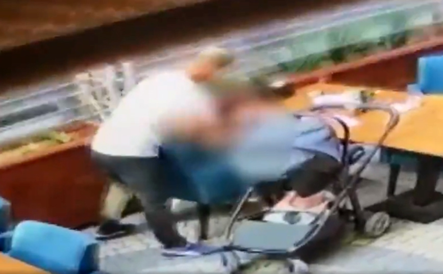 Τουρκία: Ξυλοκόπησε την πρώην σύζυγό του μπροστά στο παιδί τους – Της επιτέθηκε με σπασμένο ποτήρι