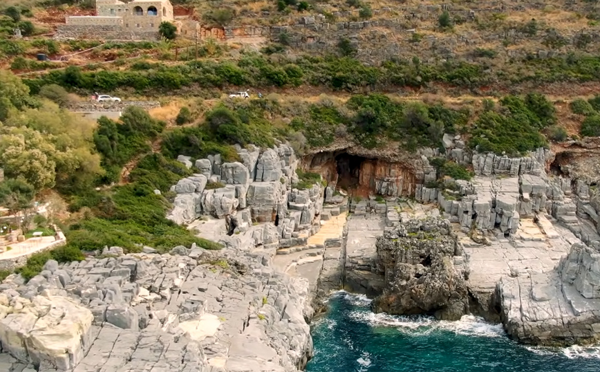 Καταφύγι: Η βραχώδης παραλία που δεν περιμένεις να συναντήσεις στη Μεσσηνία