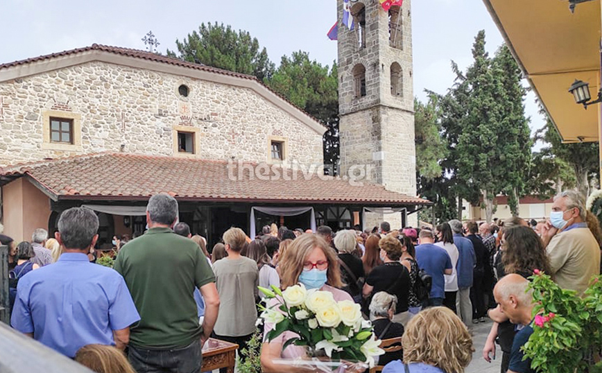 Θρήνος στην κηδεία της 14χρονης που πέθανε μετά τη χειρουργική επέμβαση για γαστρικό δακτύλιο