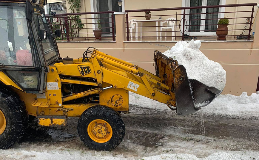 Καιρός: Απίστευτες εικόνες στην Κοζάνη – Με μπουλντόζα μάζεψαν το χαλάζι