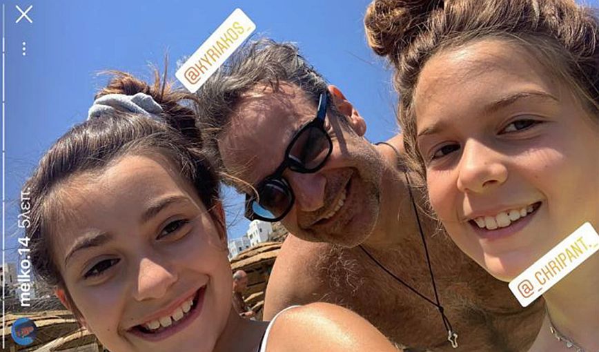 Viral η σέλφι του πρωθυπουργού με δύο κοριτσάκια στην Τήνο