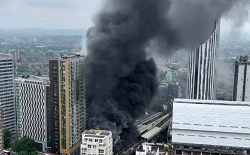 Υπό έλεγχο η μεγάλη φωτιά κοντά σε σταθμό του μετρό στο Λονδίνο
