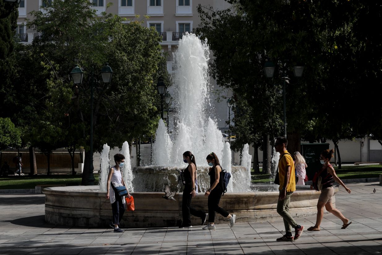 Τέλος από σήμερα οι μάσκες σε εξωτερικούς χώρους χωρίς συνωστισμό – Τι αλλάζει από Δευτέρα