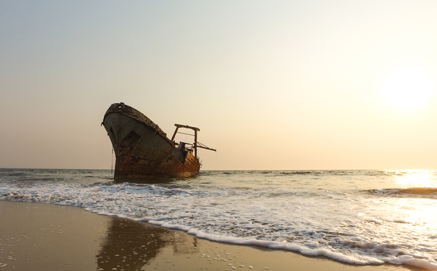 Το «νεκροταφείο» πλοίων σε μια ερημική παραλία της Αγκόλα