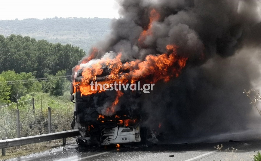 Εικόνες από νταλίκα που τυλίχθηκε στις φλόγες στην Εγνατία Οδό