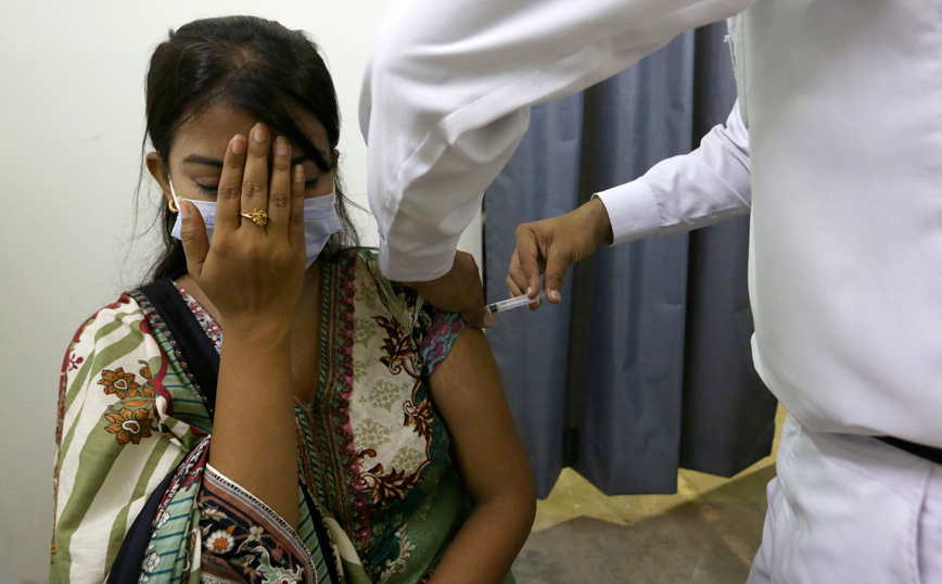 Κορονοϊός: «Εάν δεν εμβολιαστείτε, σας κόβουμε το τηλέφωνο», λένε οι Αρχές στο Πακιστάν