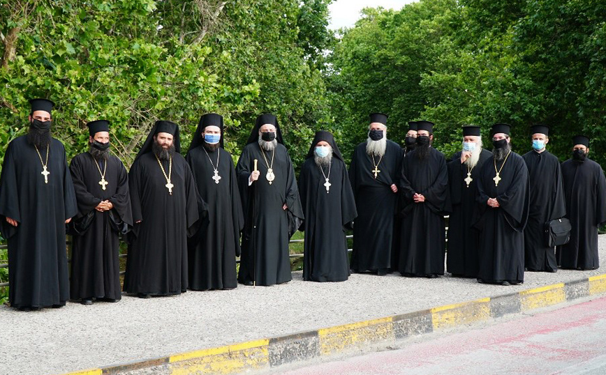 Τρίκαλα: Αυστηρός ο μητροπολίτης με τη χρήση της μάσκας από τους κληρικούς