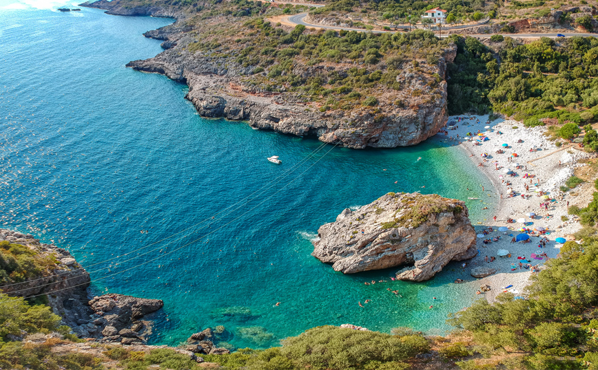 Τρεις παραλίες στην Πελοπόννησο που αυτό το καλοκαίρι πρέπει να επισκεφτείς