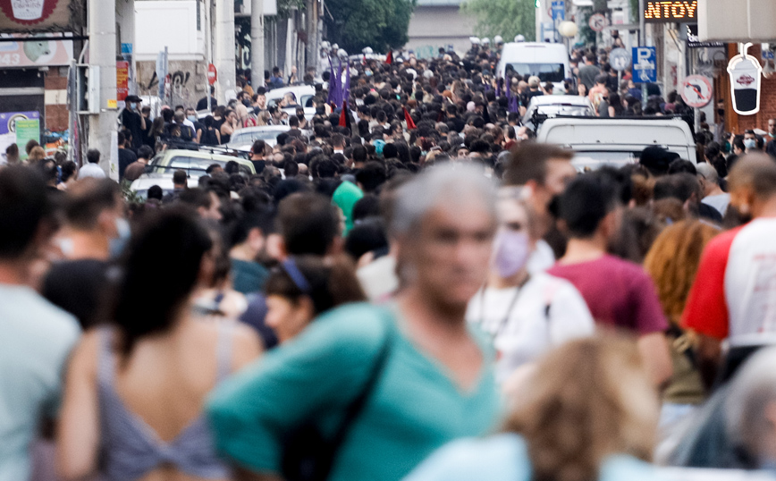 Εικόνες από συγκέντρωση διαμαρτυρίας για τον βιασμό της 50χρονης γυναίκας στα Πετράλωνα