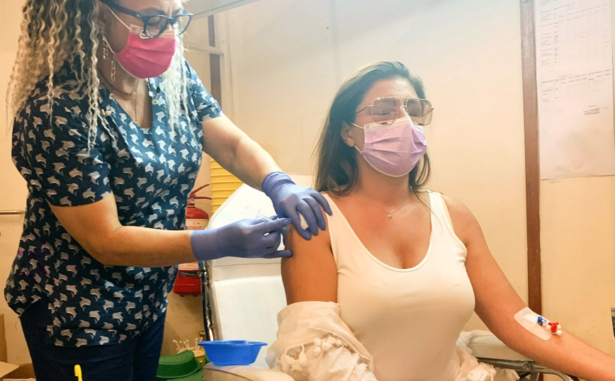 Η Έλενα Παπαρίζου εμβολιάστηκε κατά του κορονοϊού