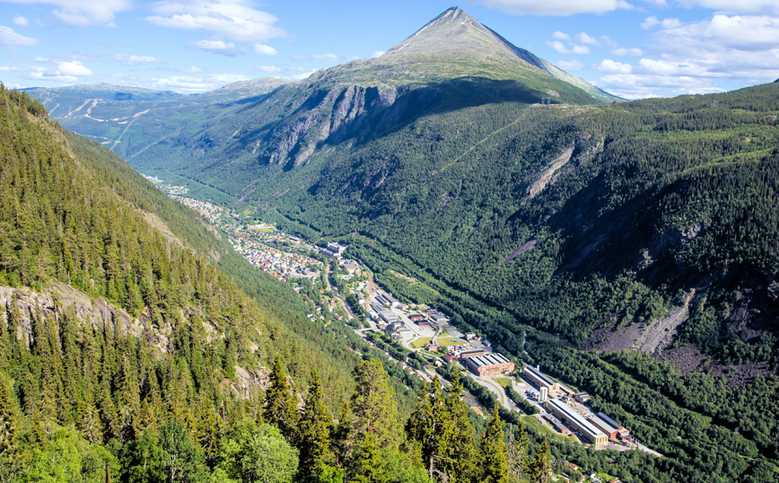Rjukan: Η πόλη στη Νορβηγία που χρησιμοποιεί γιγάντιους καθρέφτες για να την βλέπει ο ήλιος