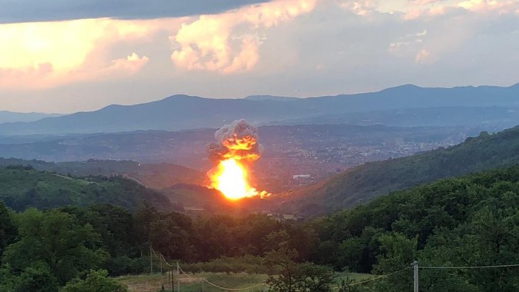 Σερβία: Ισχυρή έκρηξη σε εργοστάσιο πυρομαχικών στην πόλη Τσάτσακ