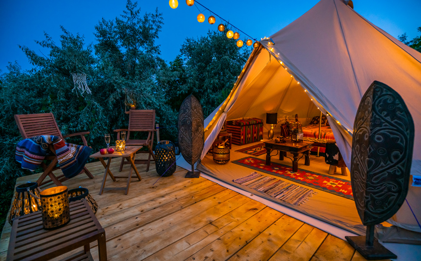 Glamping: Η τάση στον τουρισμό που η πανδημία έφερε και πάλι στο προσκήνιο