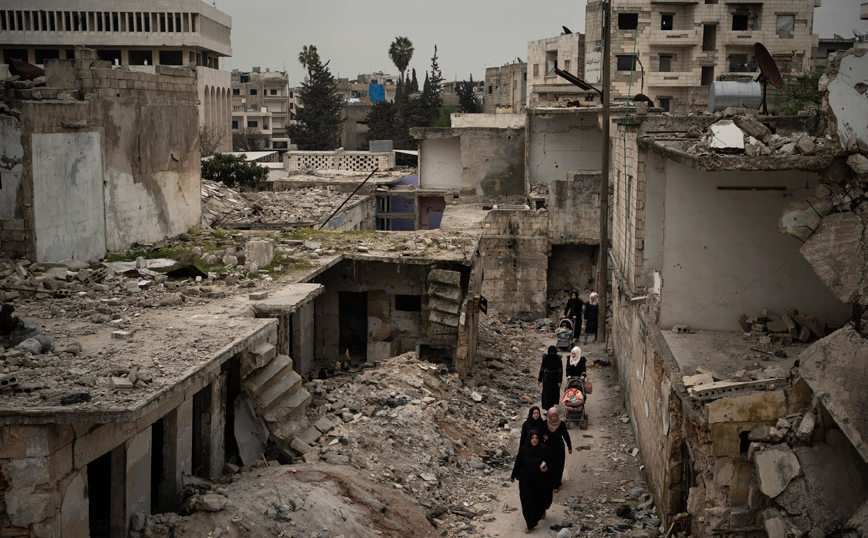 Δέκα χρόνια πολέμου στη Συρία, σχεδόν μισό εκατομμύριο άνθρωποι νεκροί