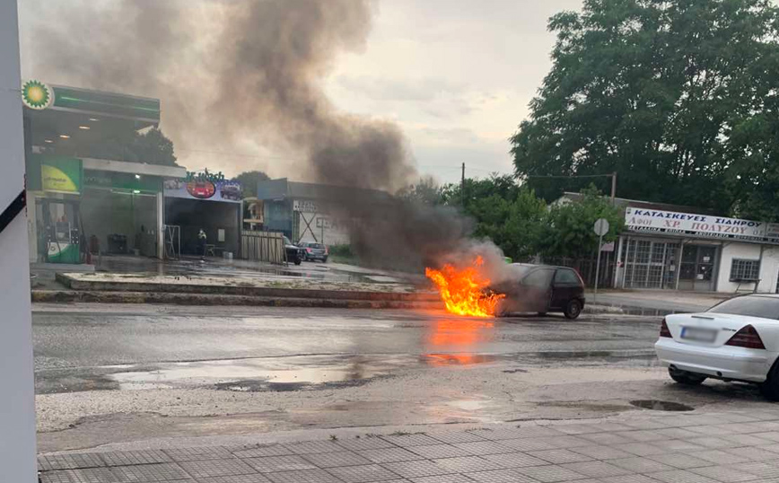 Τρόμος στα Τρίκαλα: Αυτοκίνητο «τυλίχτηκε» στις φλόγες μπροστά από πρατήριο καυσίμων