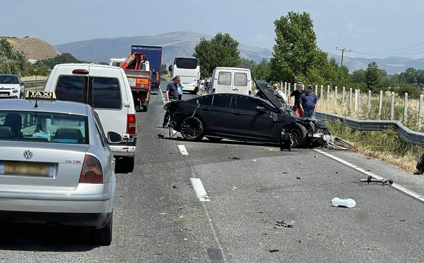 Σοκάρουν οι εικόνες από τροχαίο στην εθνική οδό Τρικάλων &#8211; Λάρισας: Αυτοκίνητο έπεσε στα κιγκλιδώματα