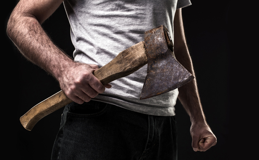 Άνδρας σε αμόκ εισέβαλε στο Αστυνομικό Μέγαρο Χανίων με ψαροντούφεκο και τσεκούρι &#8211; Ζητούσε απαντήσεις για καταγγελία