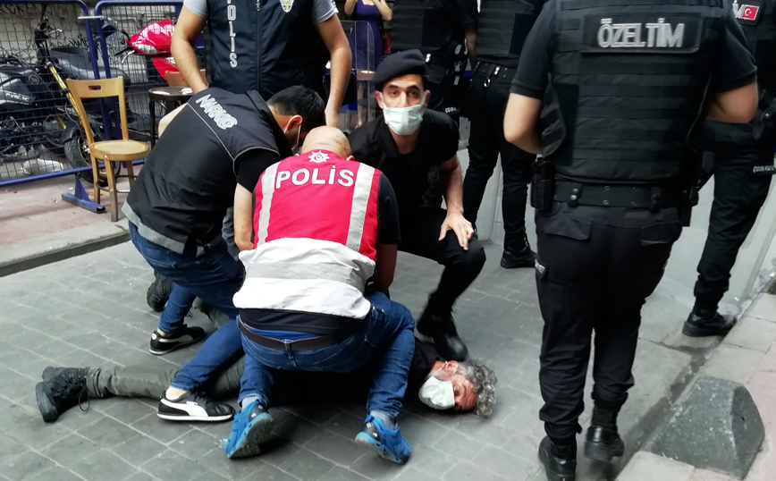 Οργή στην Τουρκία για τη βίαιη σύλληψη φωτορεπόρτερ – Αστυνομικοί πίεσαν με το γόνατό τους τον λαιμό του