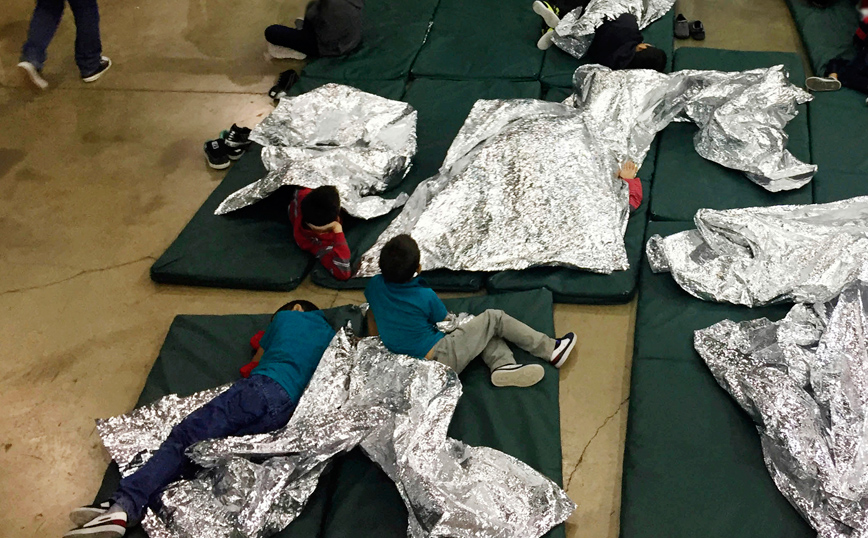 Χαλασμένα τρόφιμα, συνωστισμός, κατάθλιψη: Οι άθλιες συνθήκες για τα παιδιά μετανάστες στις ΗΠΑ