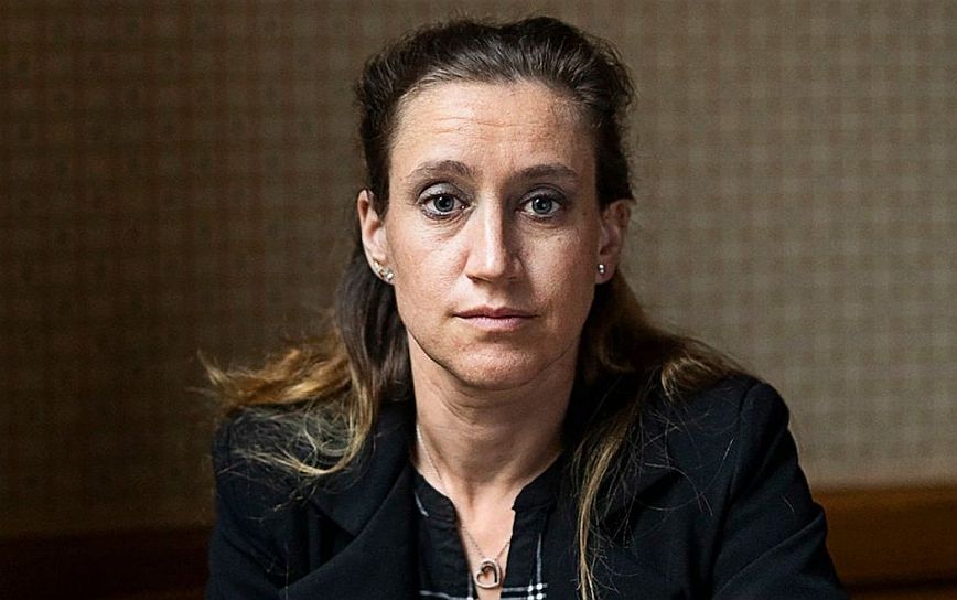 Μια Γαλλίδα στο εδώλιο για τον φόνο του βιαστή-πατριού και κατόπιν συζύγου της