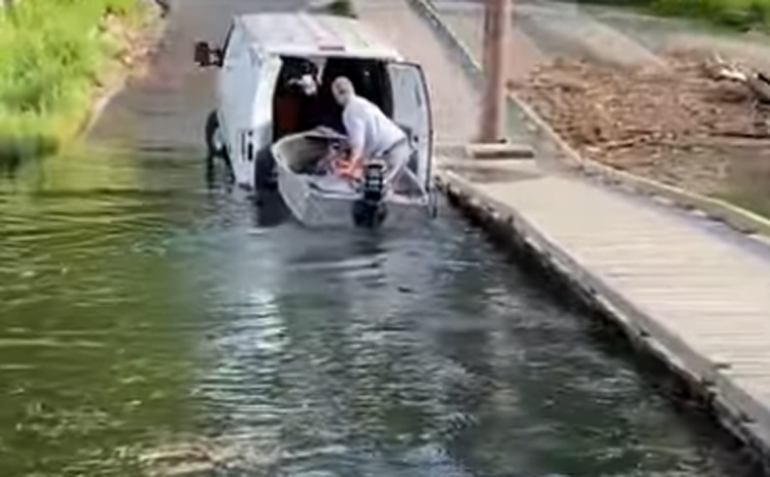 Μπαίνει από τη βάρκα στο βανάκι του&#8230; χωρίς να πατήσει γη