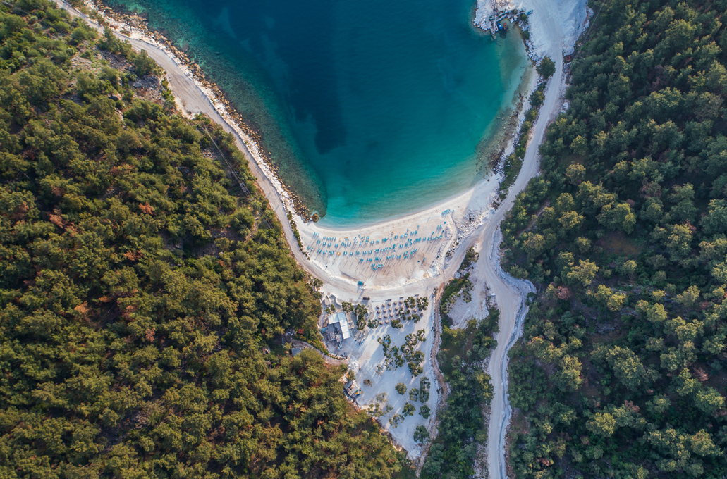 Η παραλία στη Θάσο με τη «μαρμάρινη» γοητεία