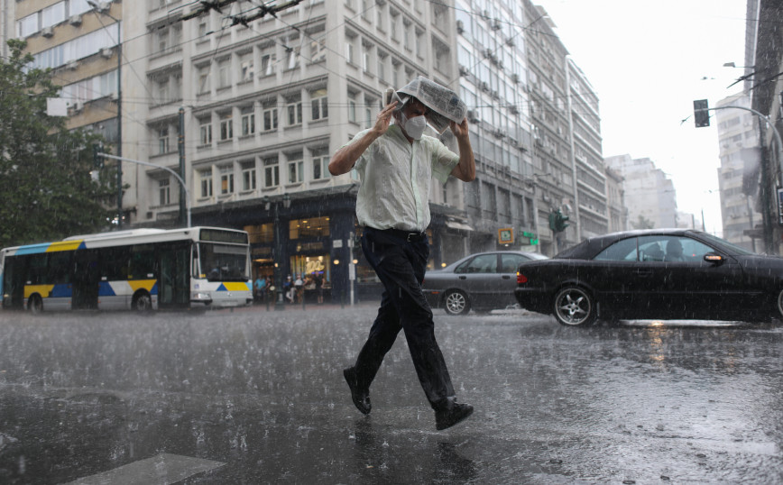 Καιρός: Εικόνες από την ισχυρή καταιγίδα που χτύπησε το κέντρο της Αθήνας