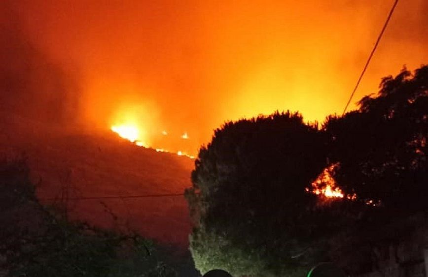 Πυρκαγιά στην Κεφαλονιά: Αναμένεται δύσκολη νύχτα, η φωτιά παραμένει εκτός ελέγχου ενώ ενισχύονται οι άνεμοι