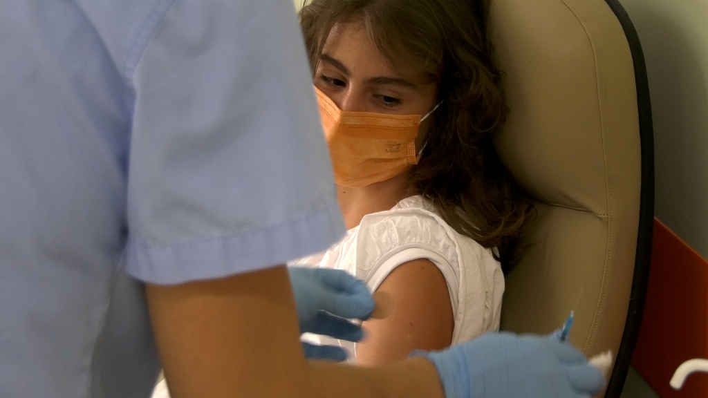 Η πρώτη 15χρονη που εμβολιάστηκε στη Λάρισα: Να γίνει το εμβόλιο πράξη ευθύνης