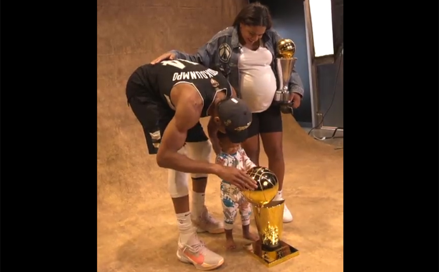 Το τρυφερό βίντεο του NBA με τον γιο του Αντετοκούνμπο, Λίαμ να χαϊδεύει το τρόπαιο