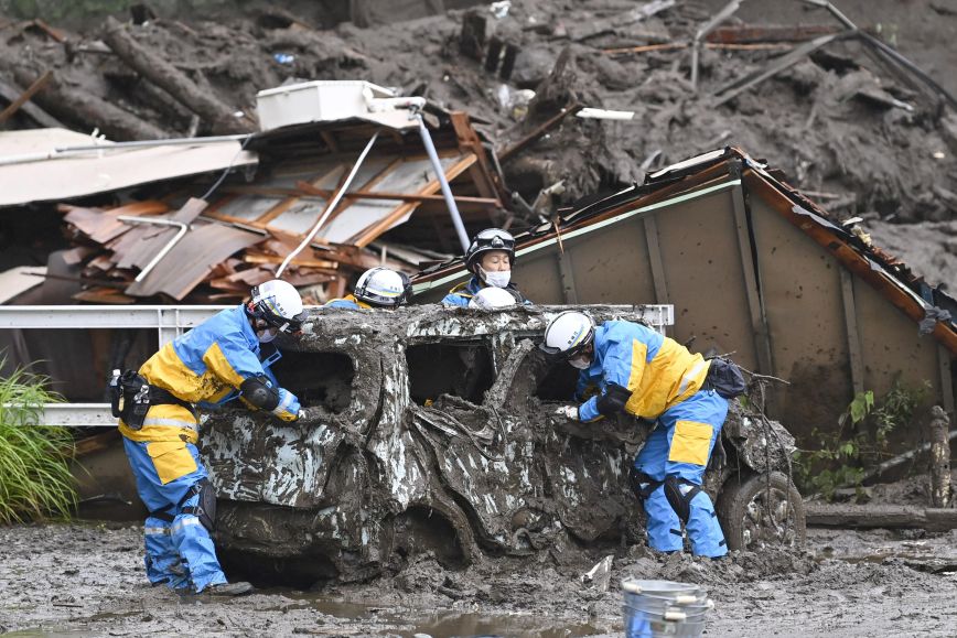 Ιαπωνία: Διασώστες ψάχνουν για επιζώντες μέσα στις λάσπες λόγω των κατολισθήσεων από τις καταρρακτώδεις βροχές