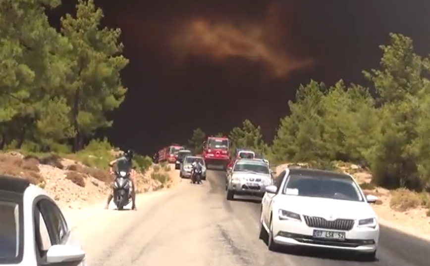 Μεγάλη φωτιά στην Αττάλεια της Τουρκίας: Εκκενώνονται περιοχές