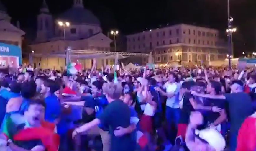 Euro 2020: Κάηκε η Ρώμη μετά το νικητήριο πέναλτι του Ζορζίνιο
