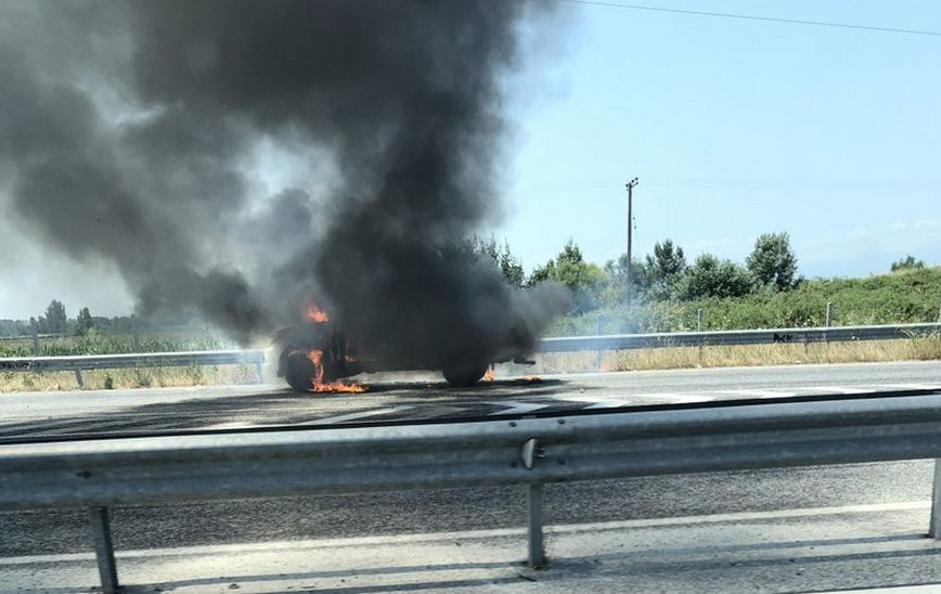 Στις φλόγες αυτοκίνητο στην εθνική οδό Τρικάλων – Λάρισας
