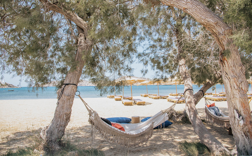 Οι πόρτες του νέου all day bar στο λιμάνι της Ίου, μόλις άνοιξαν.