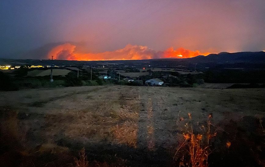 Σαρδηνία: 200.000 στρέμματα δάσους «στάχτη», 400 άνθρωποι απομακρύνθηκαν από τα σπίτια τους