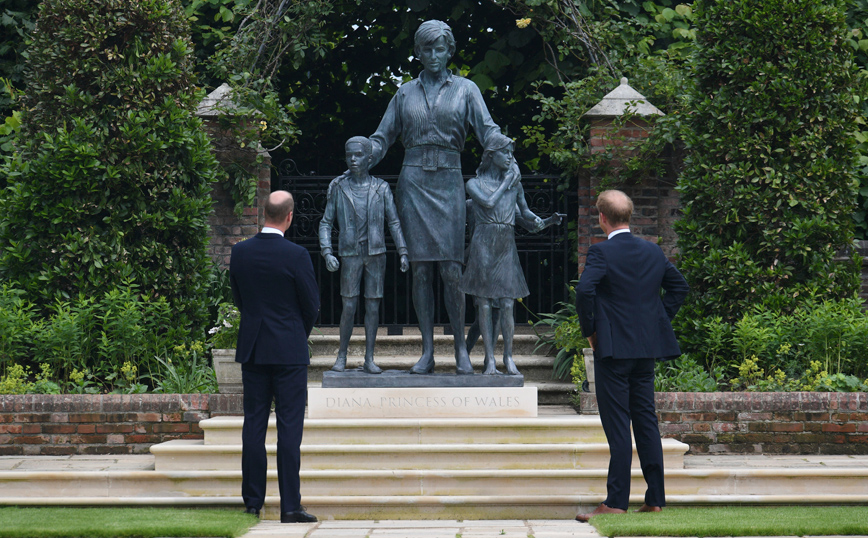 Πριγκίπισσα Νταϊάνα: Χάρι και Ουίλιαμ περπατούν ο ένας δίπλα στον άλλον στην εκδήλωση για τη μητέρα τους