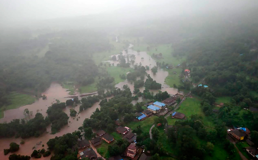 Ινδία: Τουλάχιστον 112 νεκροί από πλημμύρες και κατολισθήσεις