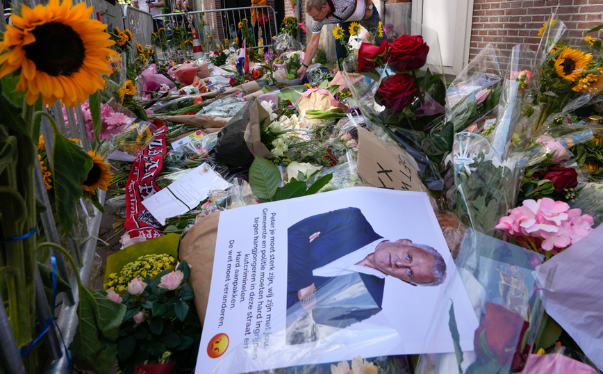 Πέθανε ο διάσημος δημοσιογράφος που είχε δεχτεί πυροβολισμούς στο Άμστερνταμ