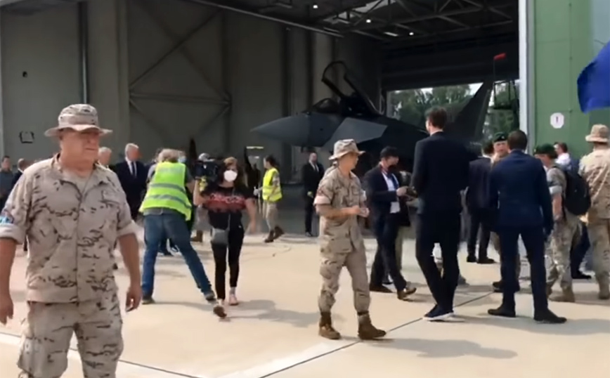 Πιλότοι έτρεχαν στα αεροσκάφη σε live συνέντευξη τύπου για να τα απογειώσουν για αναχαίτιση – Δείτε βίντεο